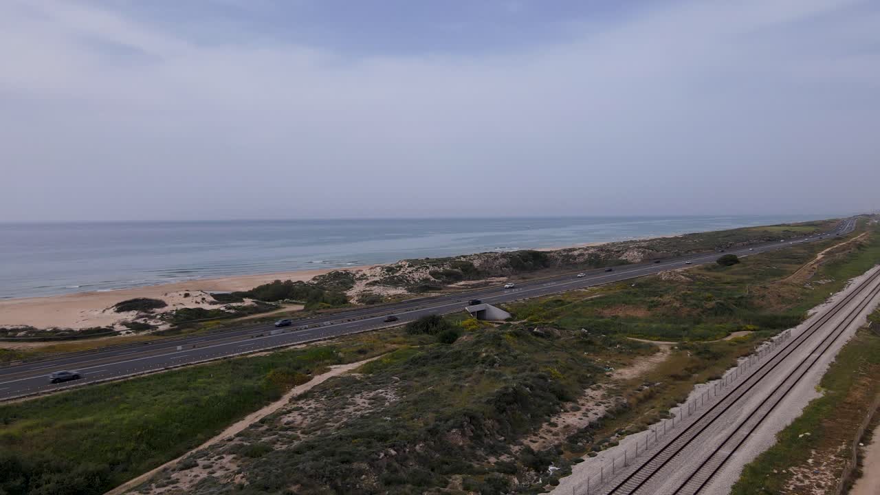 megadim moshav, israel - vehículos que viajan a lo largo de la carretera costera - disparo aéreo de dron