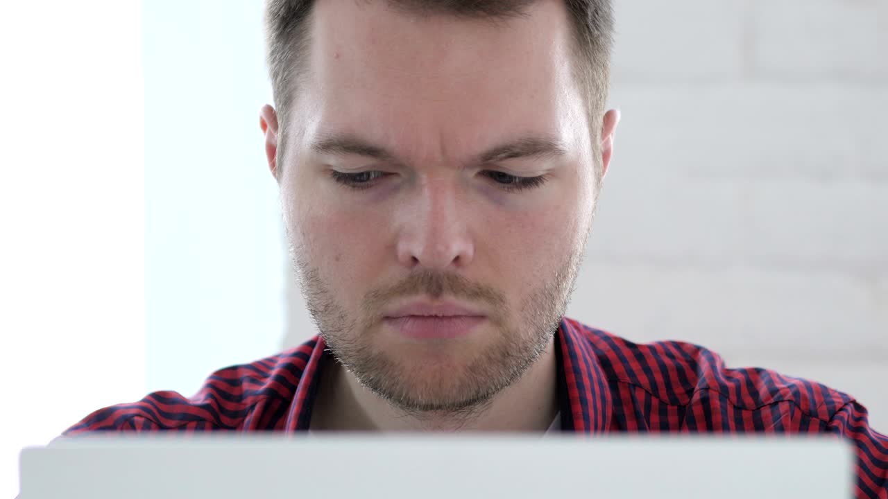 joven trabajando en una computadora portátil, frente de cerca