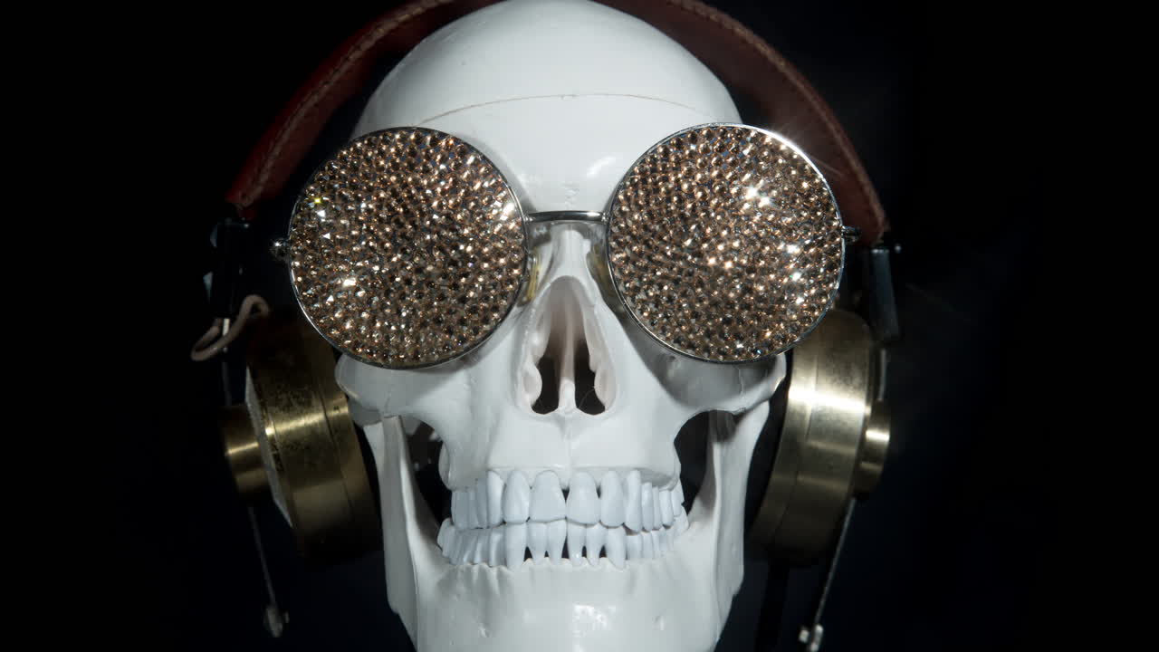 cráneo humano con gafas de sol