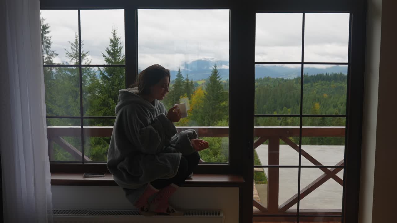 Donna che si gode un caffè con vista montagna