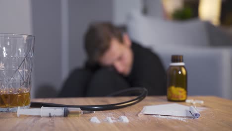 la persona que ha tomado drogas está experimentando alucinaciones y experiencias relacionadas con las drogas.