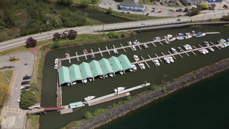 Luftaufnahme-Des-Yachthafens-Am-Gezeitensüßwasser-Des-Somass-River-In-Port-Alberni