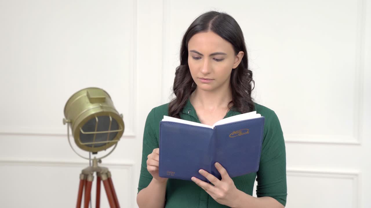 mujer india leyendo un libro