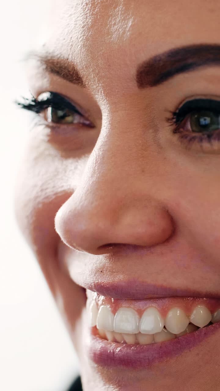 Primo piano di una donna sorridente truccata