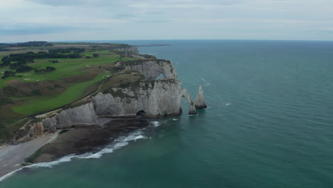 Arcos-Del-Acantilado-De-Etretat-Que-Establecen-Un-Tiro-Desde-Una-Vista-De-ángulo-Alto-1