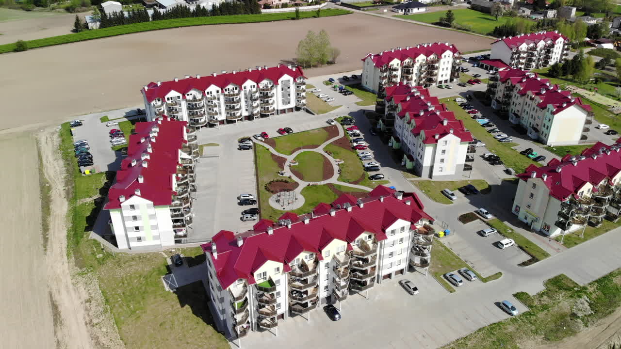 Modern bir konut kompleksinin dron ile çekimi.