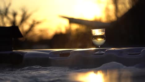 Nahaufnahme-Von-Einem-Glas-Sekt-In-Einem-Whirlpool-Bei-Sonnenuntergang