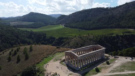 Revelación-Aérea-De-Un-Antiguo-Templo-Griego-Y-Sus-Columnas-En-Un-Valle-Soleado