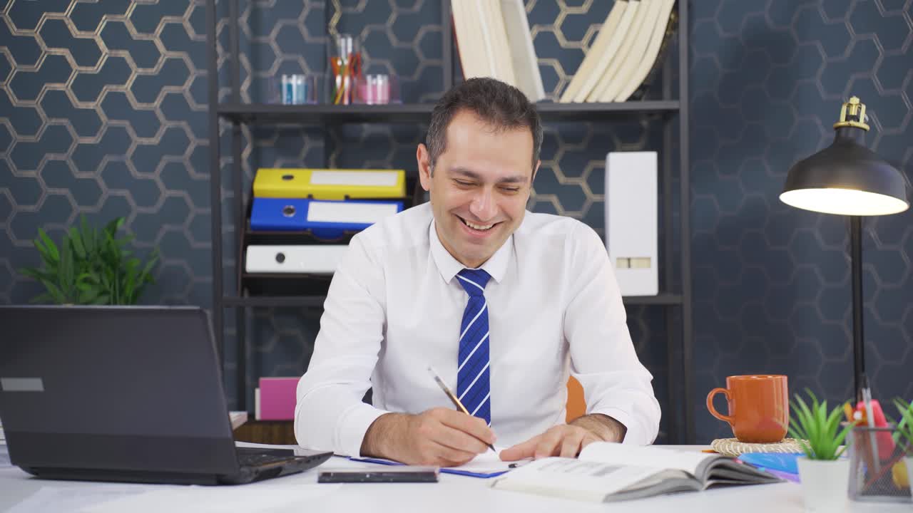 un hombre de negocios alegre riendo juguetón.