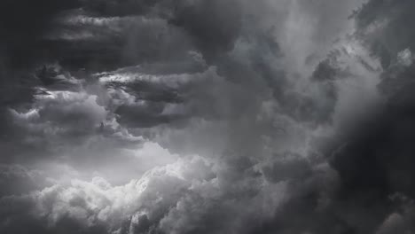 vista de la tormenta eléctrica con rayos en las nubes oscuras