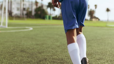 jambes de footballeur, balle et tir sportif pour enfants