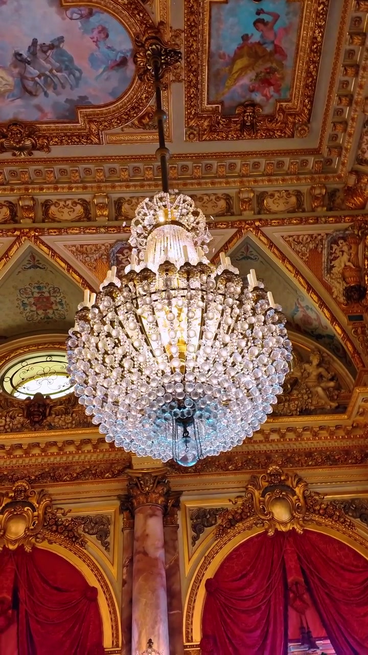 Boston, USA, 5 maggio 2025: Soffitto affrescato elaborato con cornici dorate e lampadario di cristallo
