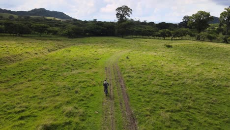 Ciclismo-De-Montaña-En-Las-Verdes-Llanuras-Bicicleta-De-Montaña