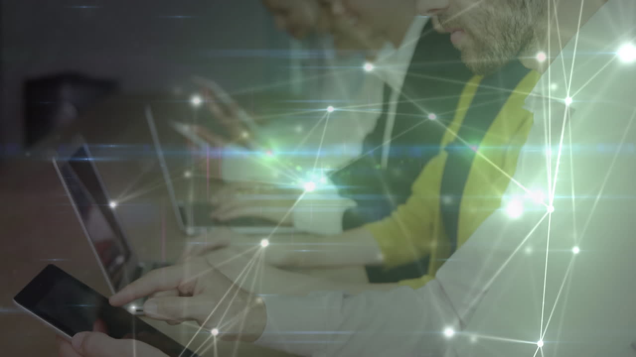 animación de la red de conexiones a través de hombres de negocios caucásicos que usan portátiles