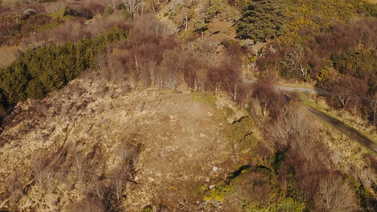 영국 스코틀랜드 외곽 헤브리디스 루이스 섬에서 화창한 날 스토노웨이 마을과 그 너머의 풍경을 드러내는 역동적인 드론 틸트 샷