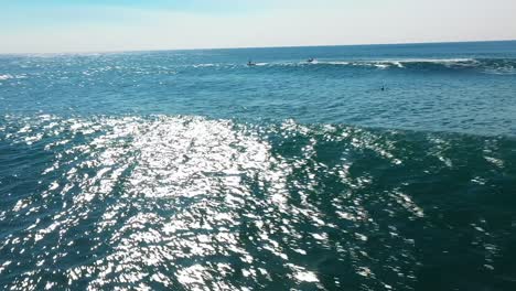 vista aérea de un fondo de agua de mar azul panorámica alrededor de la ola del océano