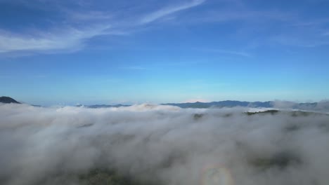 Vuelo-Sobre-El-Mar-De-Nubes-Blancas-Y-Esponjosas-Sobre-Costa-Rica,-Drone-Aéreo-De-4k