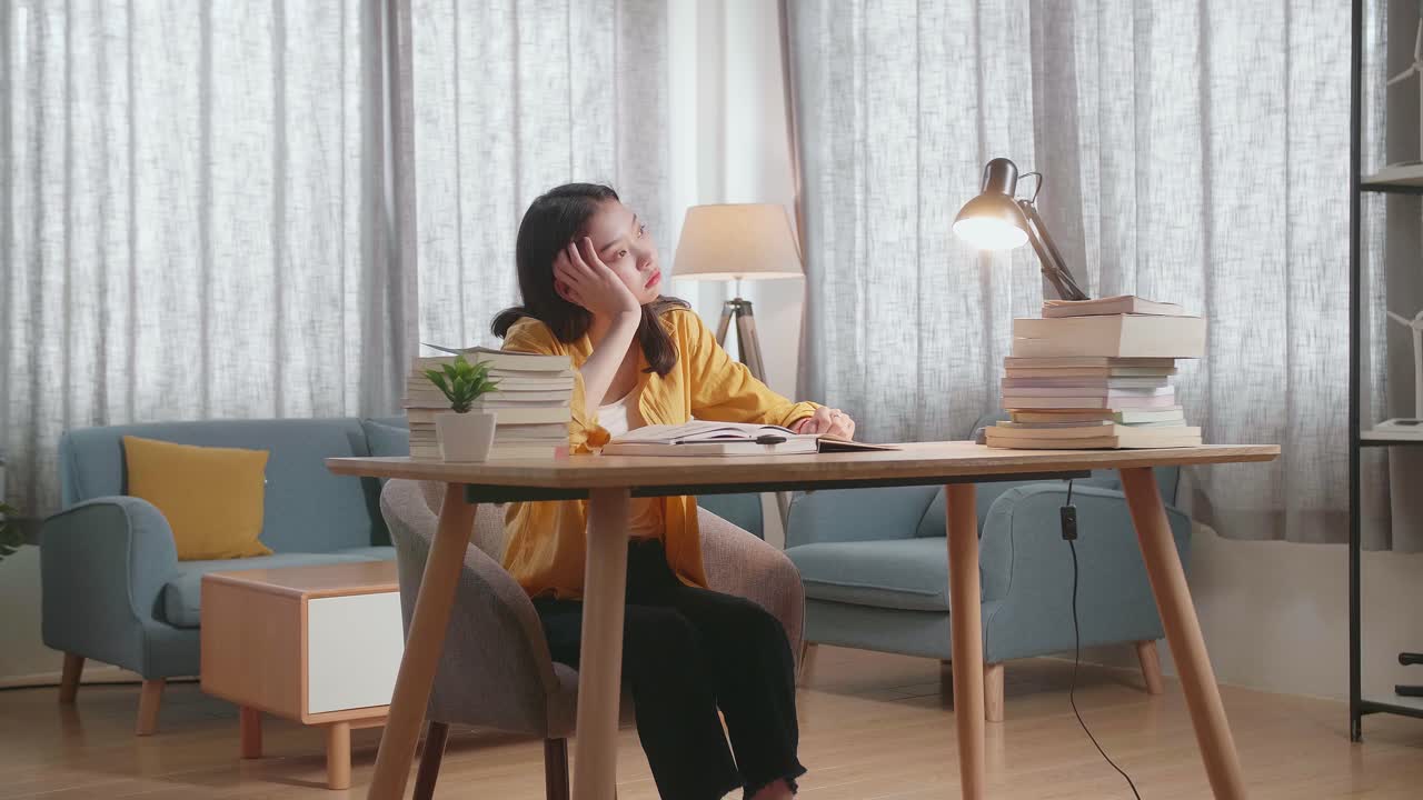 밤 늦게 공부하는 젊은 여성