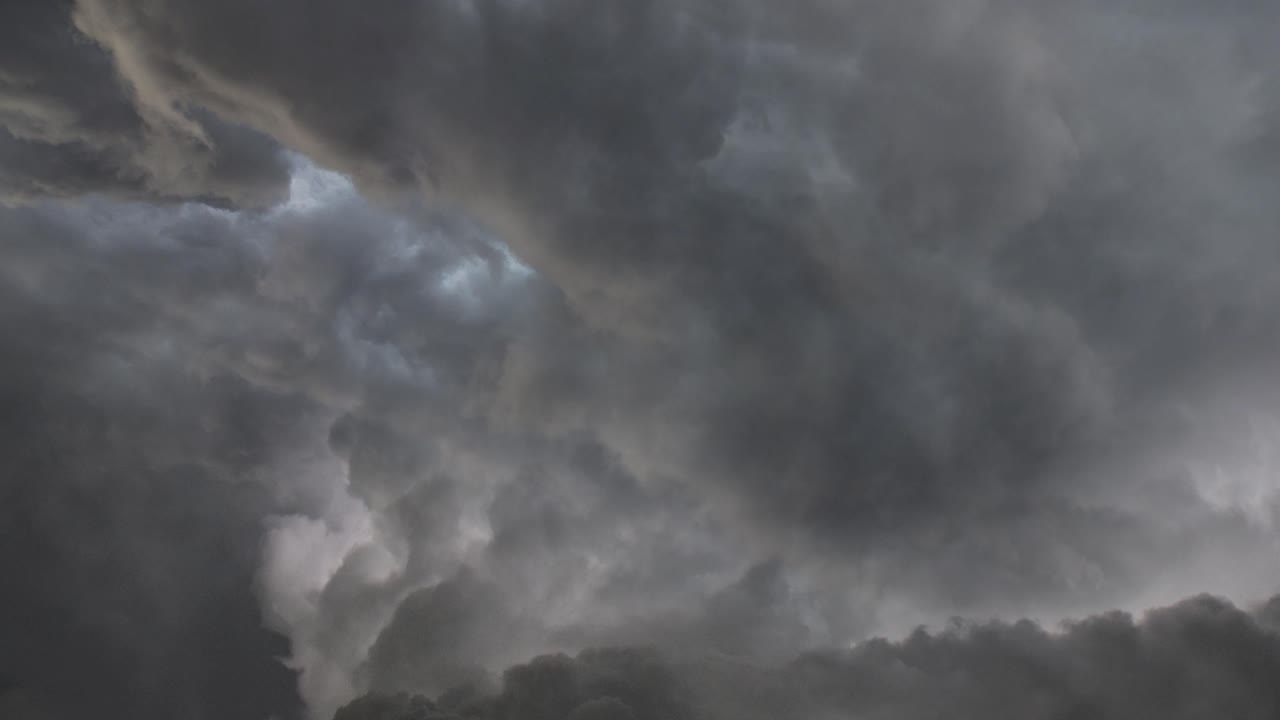 tormenta supercélula oscuridad de las nubes cuando llueve