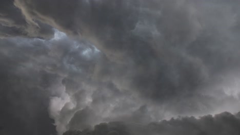 Gewitter-Superzelle-Dunkelheit-Der-Wolken,-Wenn-Es-Regnet