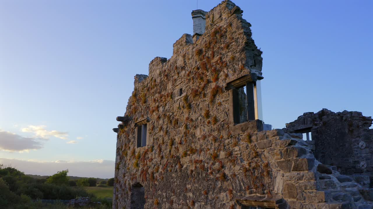 estableciendo dolly a lo largo de las paredes de piedra desgastadas del castillo de terryland en el río corrib, galway, irlanda