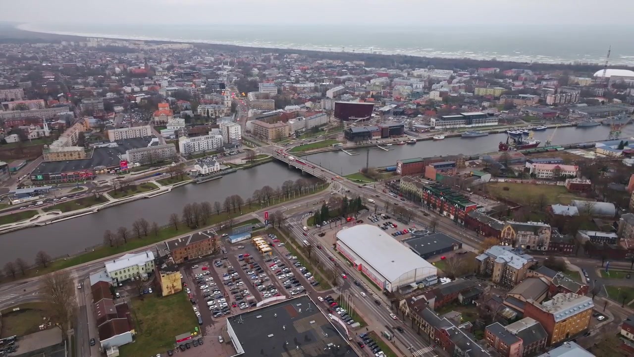 Vid vy visar Liepaja-kanalen, stadskvarter och Östersjön under molniga skyar