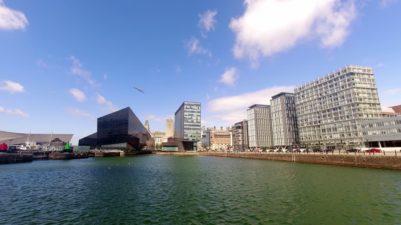 시간 경과 구름이 현대적인 도시 비즈니스 워터프론트 빌딩 스카이라인을 통과합니다.