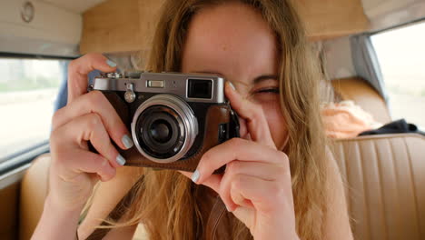 una joven alegre tomando fotos en la parte de atrás