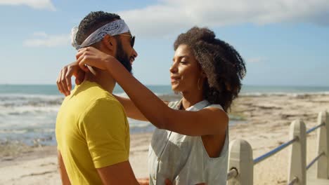 Pareja-Interactuando-Entre-Sí-En-La-Playa-4k