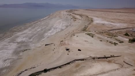 drone volando sobre la marina secada en la playa de bombay california, ciudad abandonada del desierto y marina salton sea