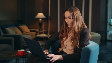 Happy-business-woman-working-laptop-computer-in-office-lounge