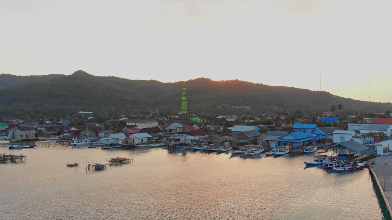 Ánh bình minh bao trùm cảng đảo Karimunjawa. Indonesia, Java.