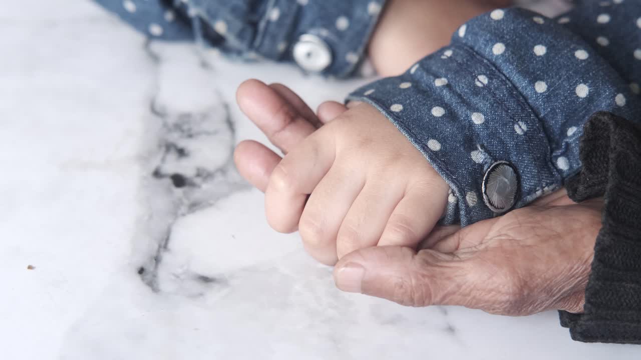 abuelo y niño tomados de la mano