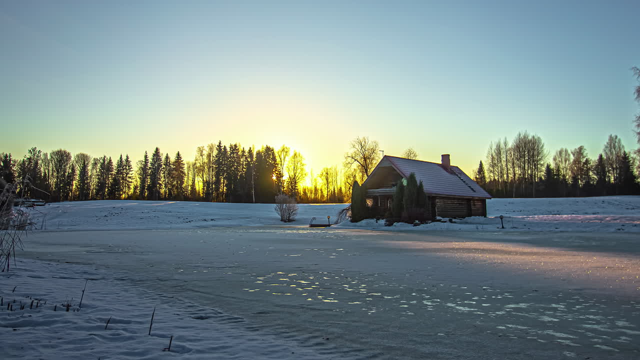 vueltas de tiempo puesta de sol de cielo despejado sobre cabaña en tierra de nieve