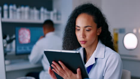 ciencia, laboratorio y mujer seria con tableta