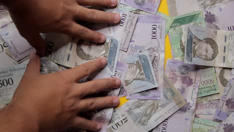 la persona recoge mucho dinero en la mesa y se lo lleva, soborno en un gobierno corrupto