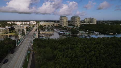 Drohne,-Die-Sich-Seitlich-über-Die-Küstenlinie-Bewegt-Und-In-Richtung-Boynton-Beach-Blickt