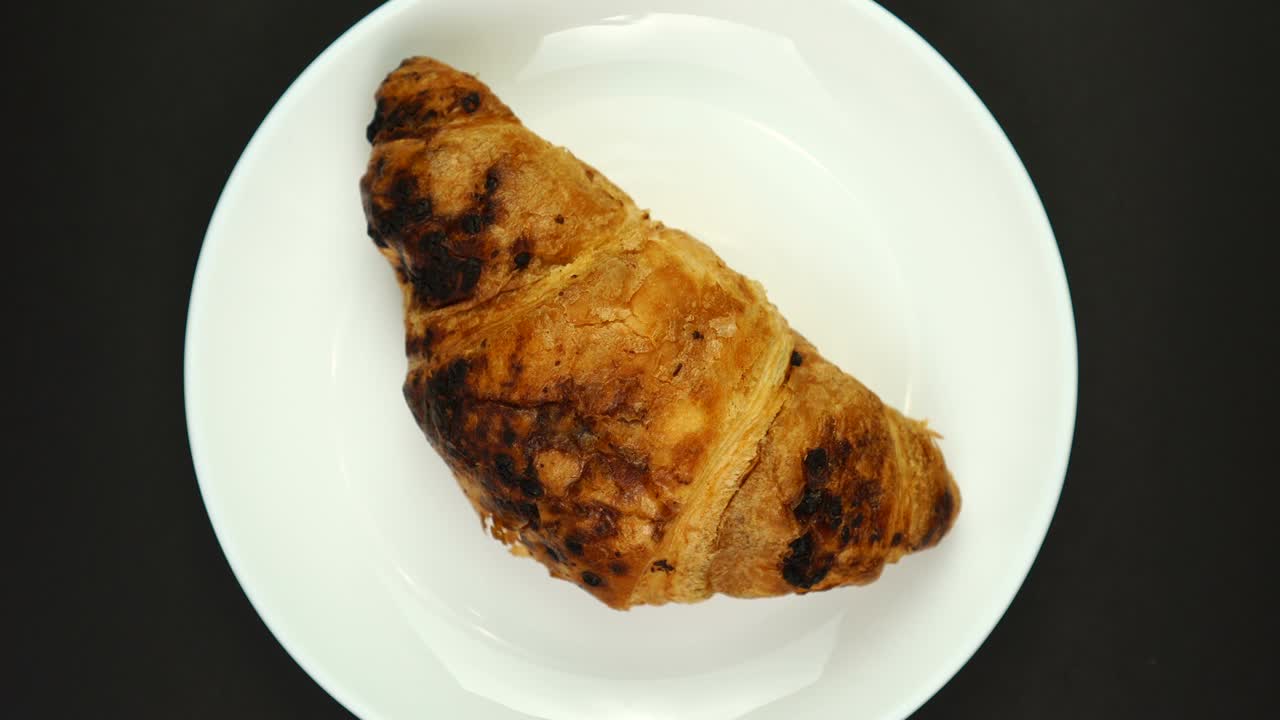 el croissant casero gira a cámara lenta. concepto de panadería deliciosa