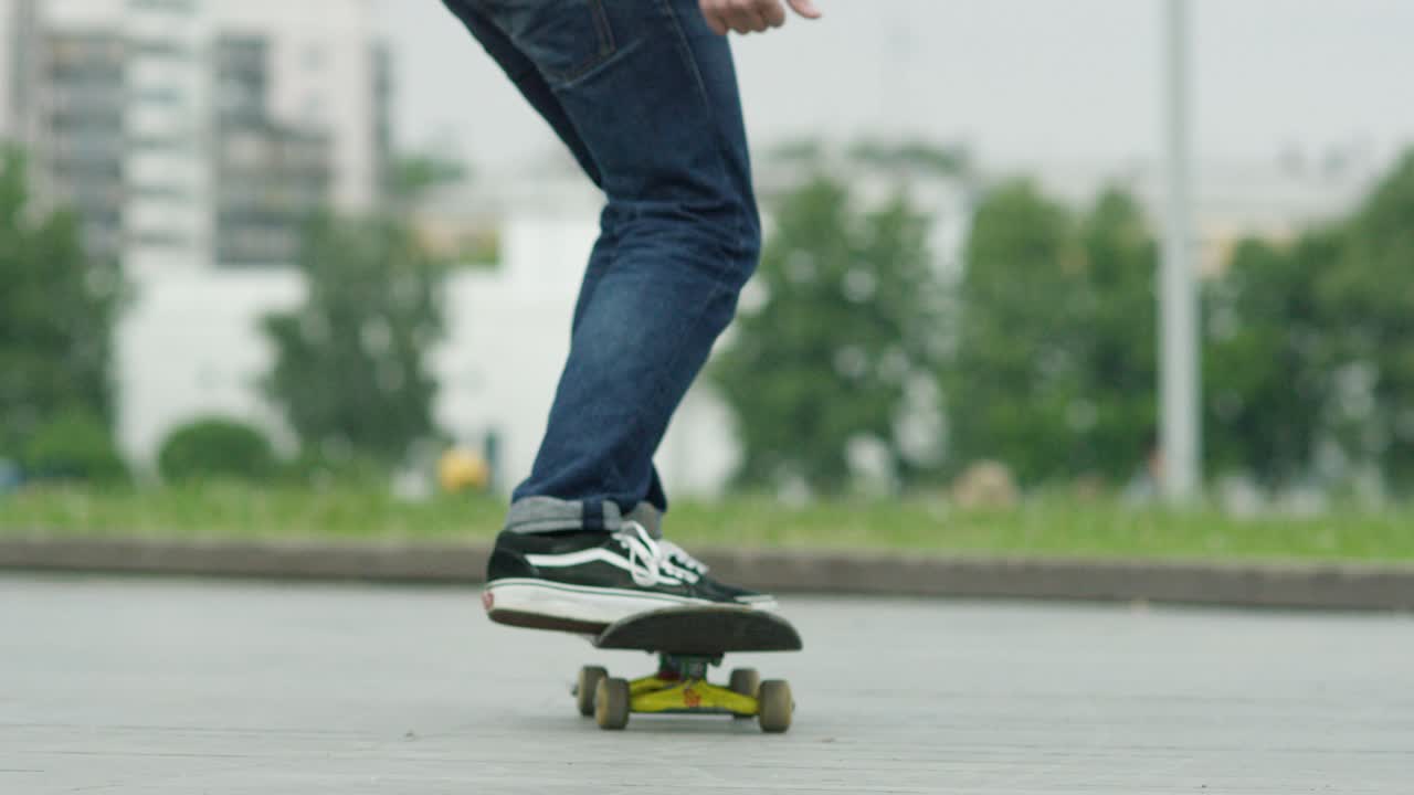 skateboarder haciendo un truco