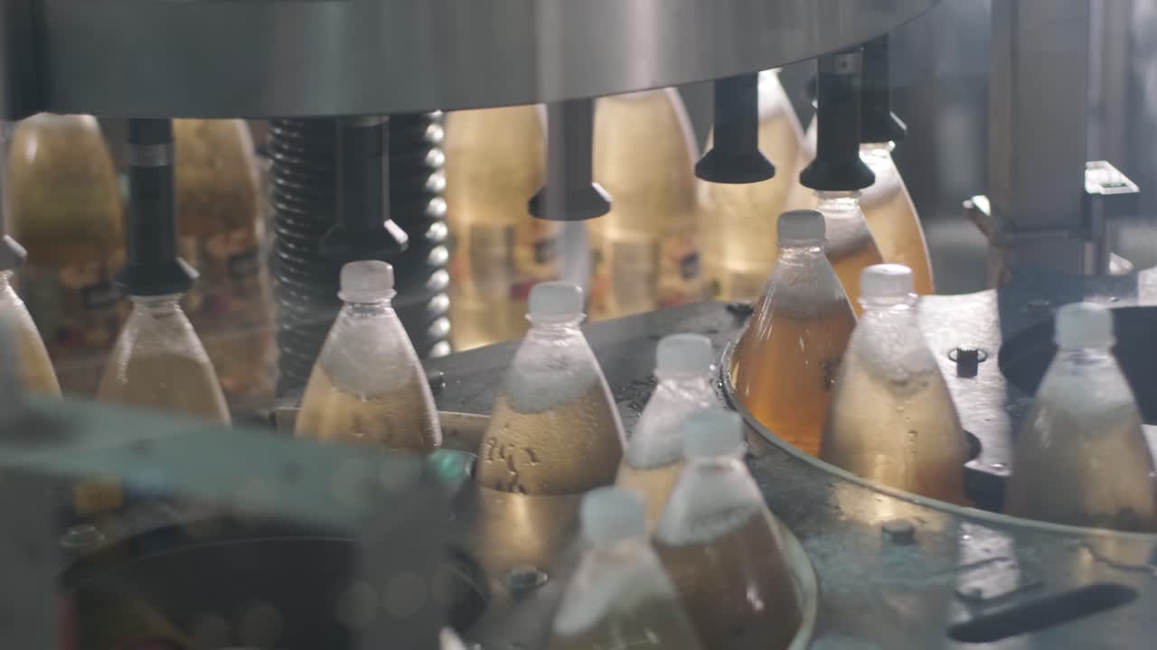 cinta transportadora con botellas para jugo o agua en una planta moderna de bebidas. producción moderna de agua dulce soda