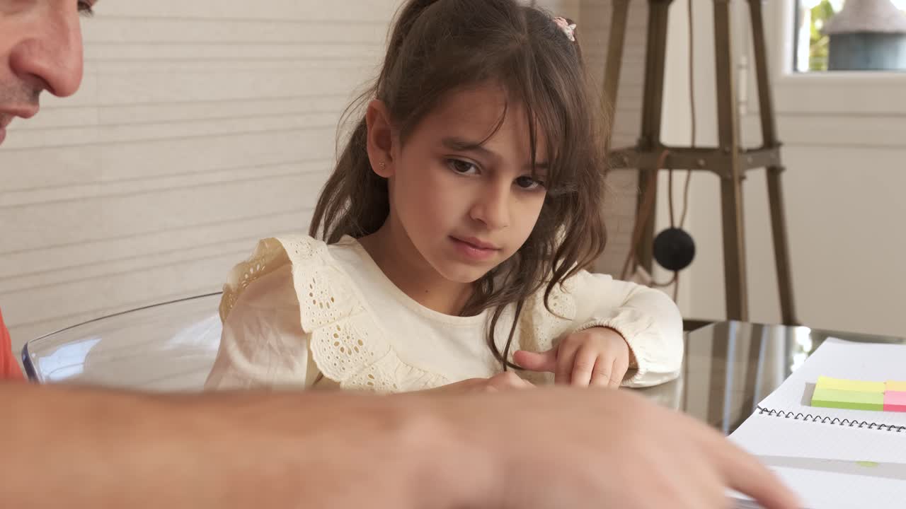 Nonno e nipote che giocano con la plastilina