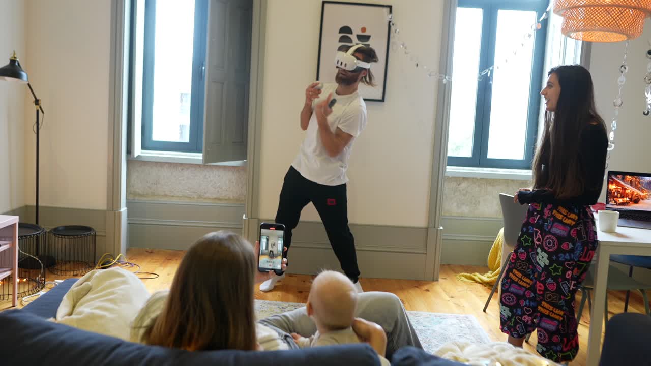 семейная забава с виртуальной реальностью
