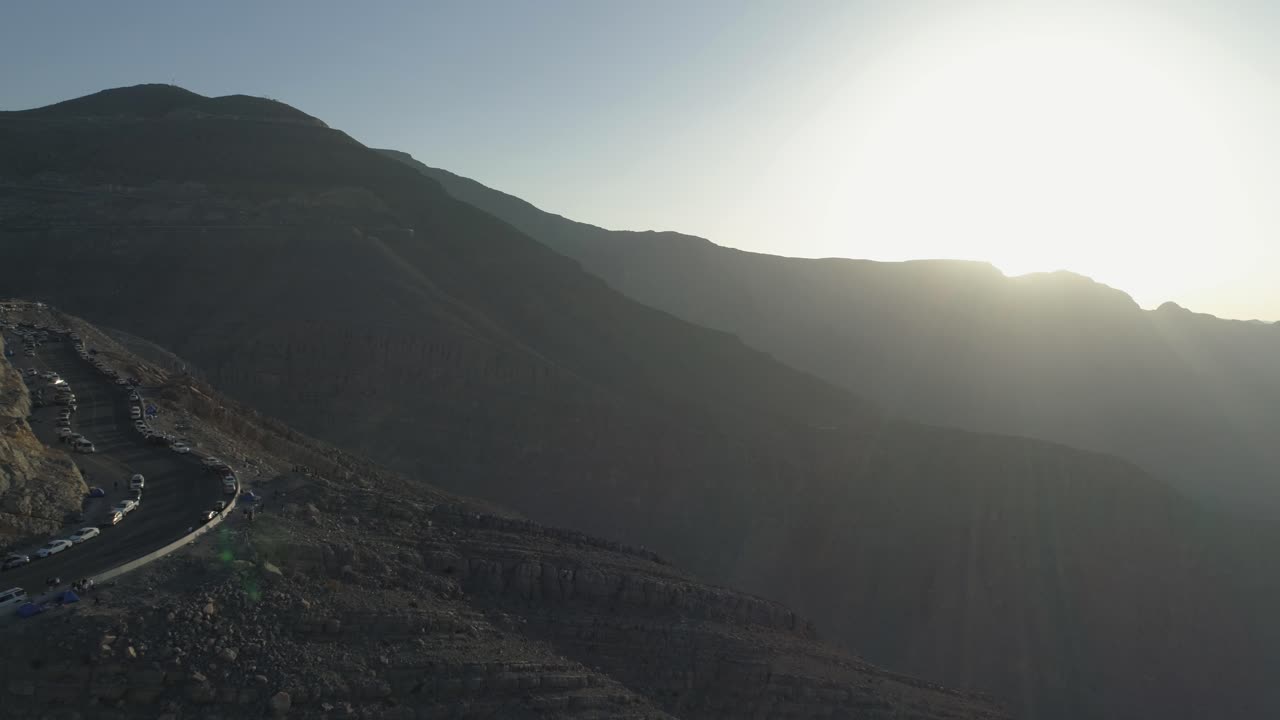 해가 뜨는 모습의 드론