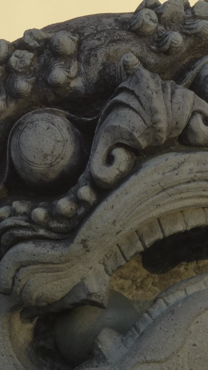 Primo piano di un'antica statua in pietra di una creatura mitologica
