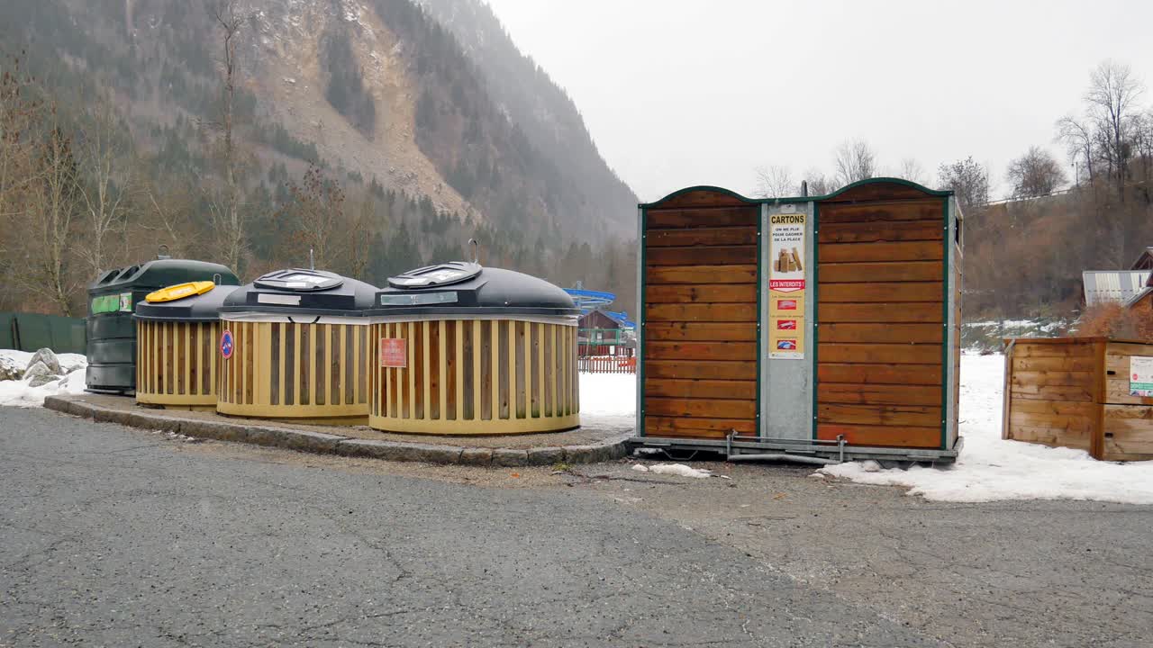 вид с дальнего расстояния на группу мусорных контейнеров