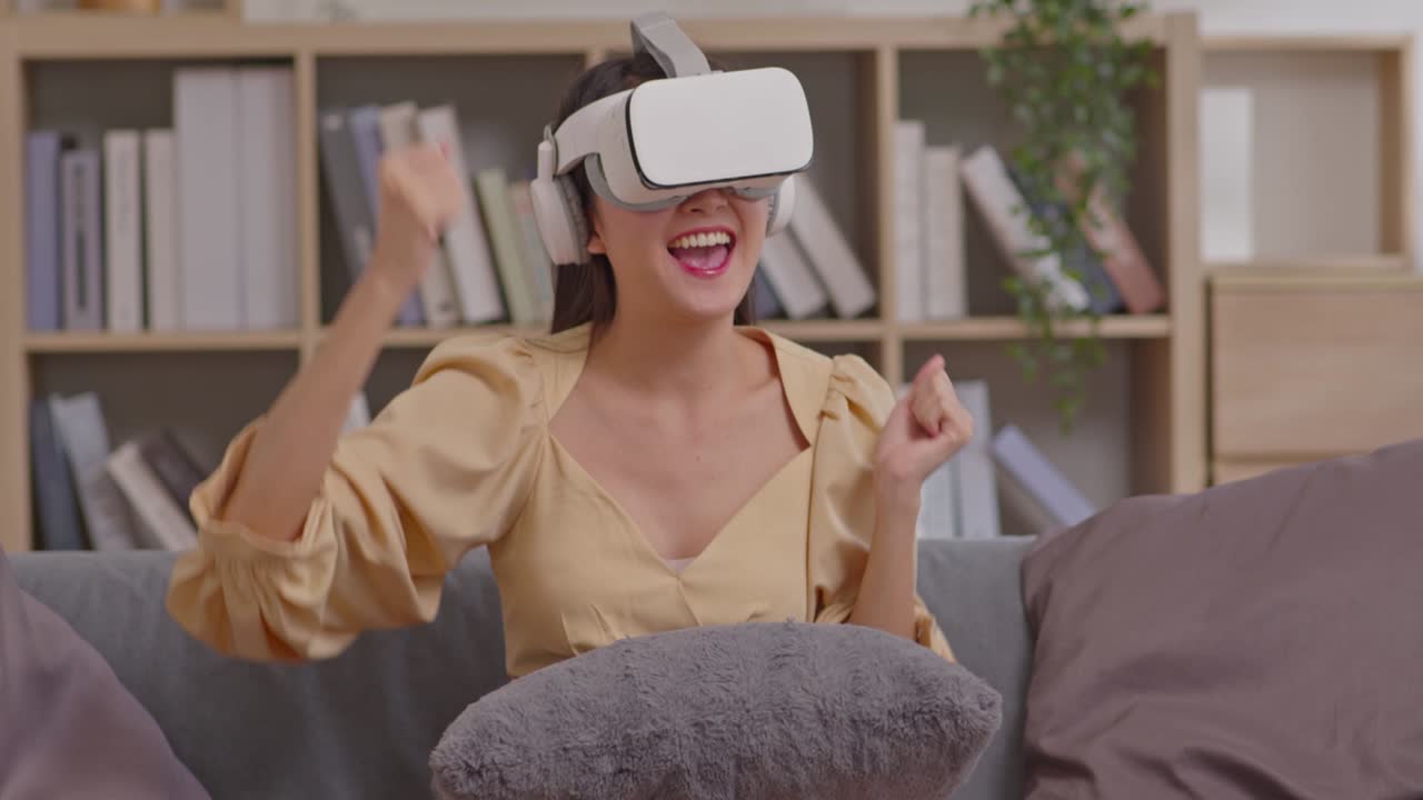 una dama asiática usa auriculares vr teniendo una experiencia divertida realidad virtual portátil tecnología de innovación digital momento feliz. emocionada y feliz chica sonriente bailando mirando a través de gafas vr. dispositivo inteligente.