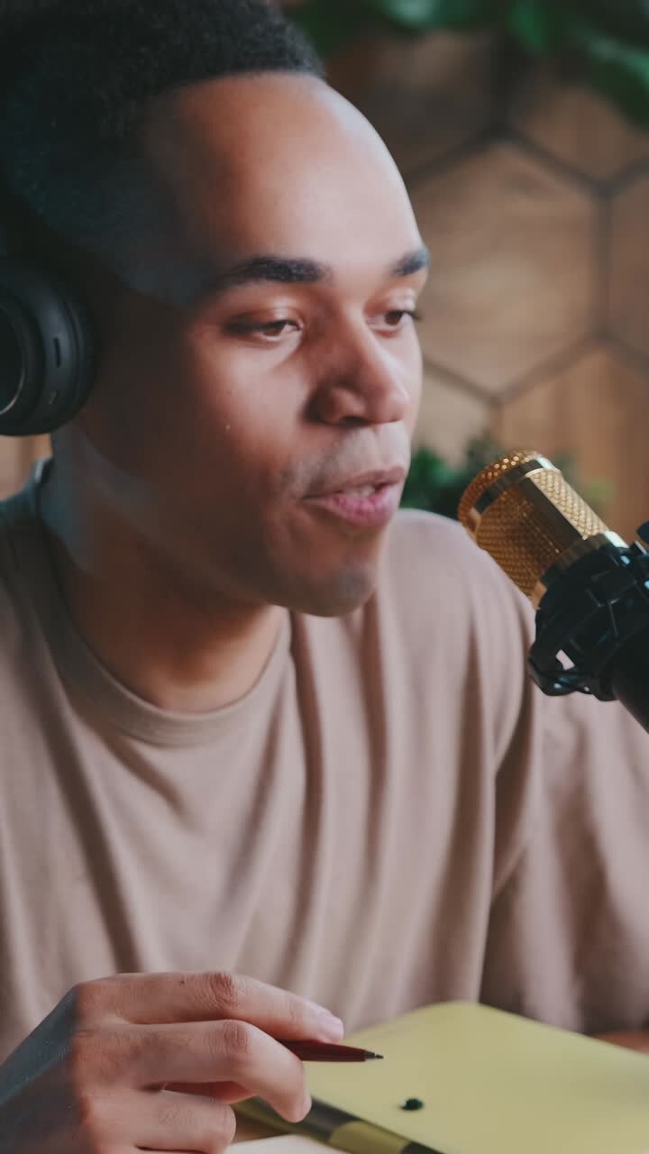 Musicista creativo si immerge nel ritmo componendo in uno studio vivace