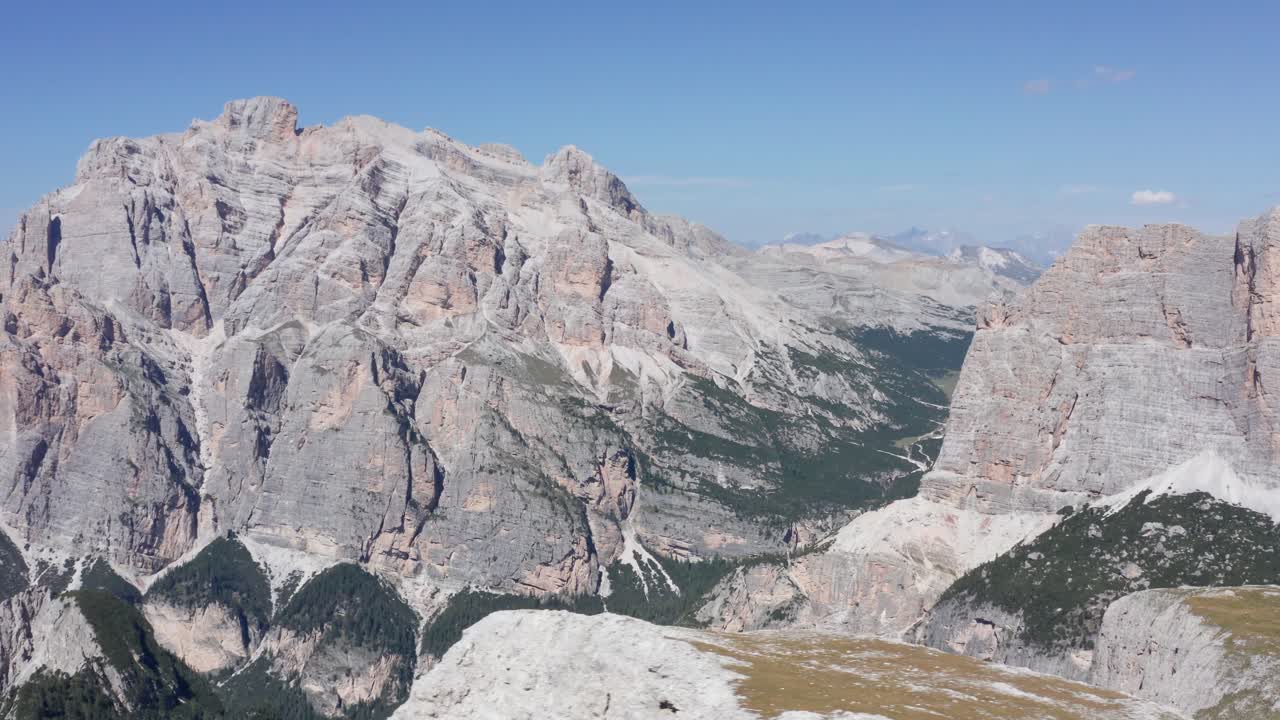 toma panorámica desde el pico de la montaña que muestra el gigantesco val badia en el parque natural de fanes a la luz del sol - antena