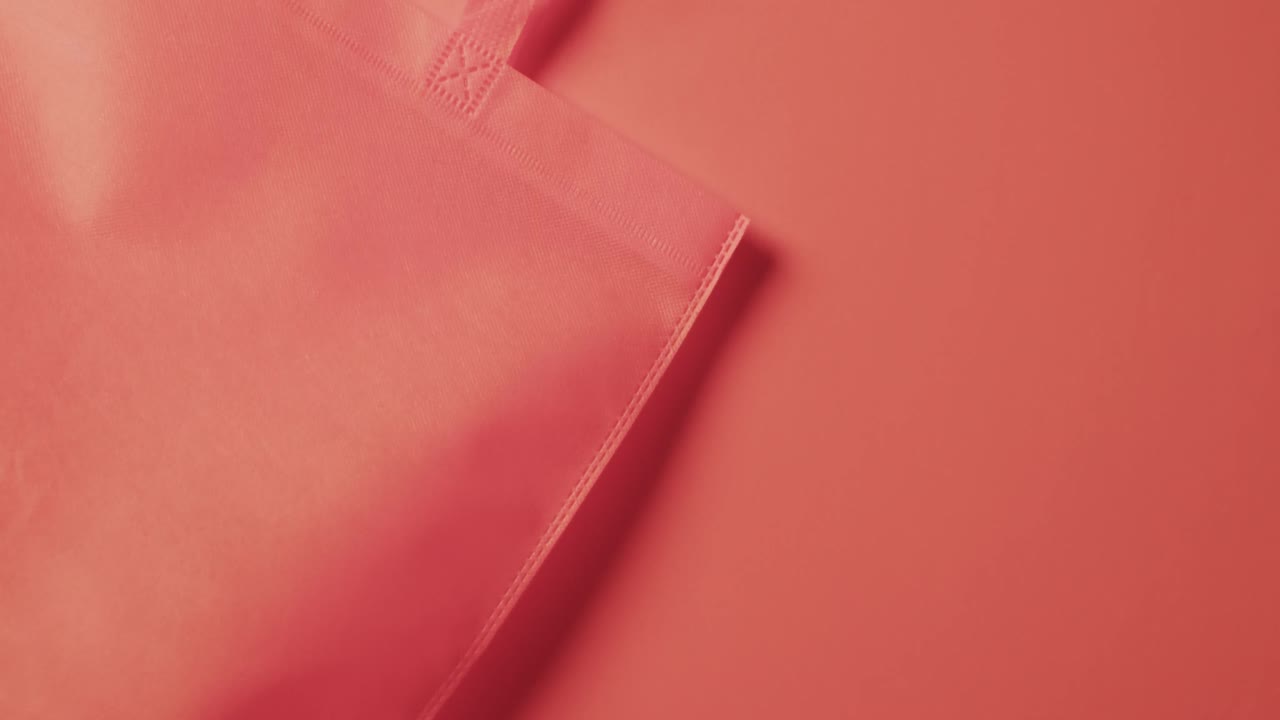 Video di borsa di tela rossa con spazio per il testo su sfondo rosso