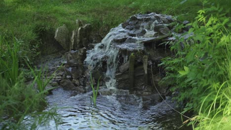 Estanque-Con-Cascada-De-Piedra